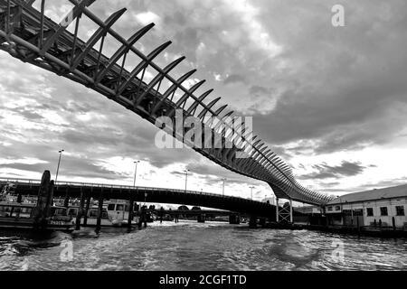 Die Ponte della Costituzione ist eine Brücke über den Canal Grande in Venedig, die von Santiago Calatrava, Italien, entworfen wurde Stockfoto