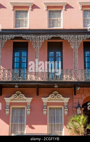 Detail des historischen Mills House Wyndham Grand Hotel an der Meeting Street in der Innenstadt von Charleston in South Carolina, USA. Stockfoto