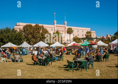 Der Picknickplatz des Samstagsmarktes auf dem Marion Square in Charleston in South Carolina, USA. Stockfoto