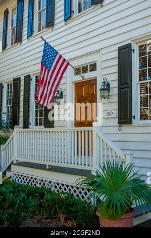 Ein Haus mit amerikanischer Flagge in Beaufort, South Carolina, USA. Stockfoto