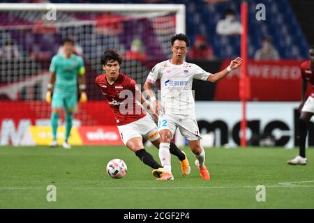 Daiki Hashioka (27) von Urawa Reds und Tomoya Koyamatsu (22) von Sagan Tosu während des J1-Fußballmatches der J.League zwischen Urawa Red Diamonds 2-2 Sagan Tosu am 9. September 2020 im Saitama Stadium in Saitama, Japan. Quelle: AFLO/Alamy Live News Stockfoto