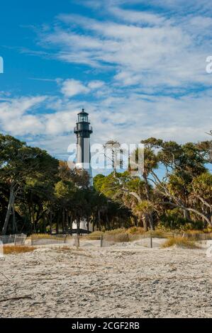 Blick auf den Hunting Island Lighthouse, gelegen im Hunting Island State Park auf Hunting Island in der Nähe von Beaufort, South Carolina, USA. Stockfoto