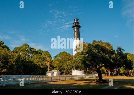 Der Hunting Island Lighthouse befindet sich im Hunting Island State Park auf Hunting Island in der Nähe von Beaufort, South Carolina, USA. Stockfoto