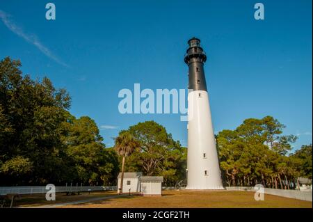 Der Hunting Island Lighthouse befindet sich im Hunting Island State Park auf Hunting Island in der Nähe von Beaufort, South Carolina, USA. Stockfoto