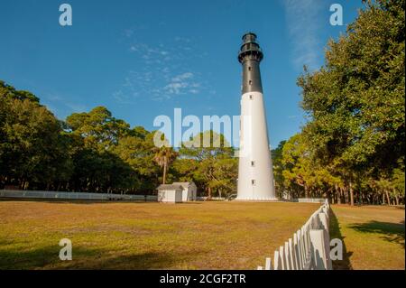 Der Hunting Island Lighthouse befindet sich im Hunting Island State Park auf Hunting Island in der Nähe von Beaufort, South Carolina, USA. Stockfoto