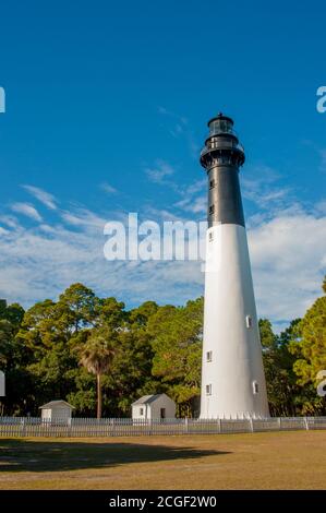 Der Hunting Island Lighthouse befindet sich im Hunting Island State Park auf Hunting Island in der Nähe von Beaufort, South Carolina, USA. Stockfoto