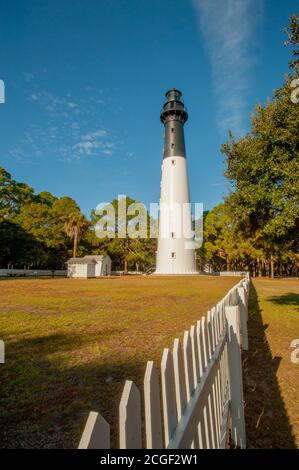 Der Hunting Island Lighthouse befindet sich im Hunting Island State Park auf Hunting Island in der Nähe von Beaufort, South Carolina, USA. Stockfoto