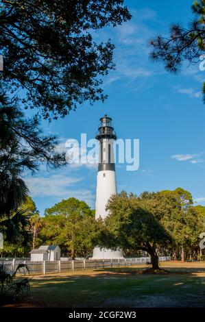 Der Hunting Island Lighthouse befindet sich im Hunting Island State Park auf Hunting Island in der Nähe von Beaufort, South Carolina, USA. Stockfoto