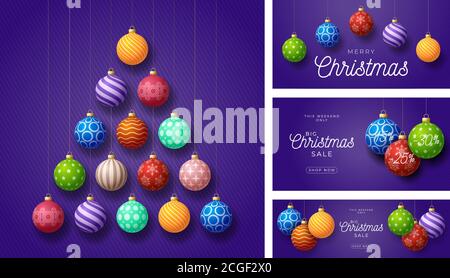 Set von Weihnachten und Neujahr Grußkarten mit Baum von Kugeln gemacht. Weihnachtskarte mit verzierten bunten realistischen Kugeln auf lila modernen Hintergrund. Stock Vektor