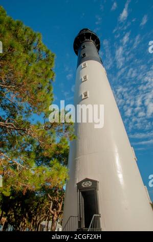 Der Hunting Island Lighthouse befindet sich im Hunting Island State Park auf Hunting Island in der Nähe von Beaufort, South Carolina, USA. Stockfoto