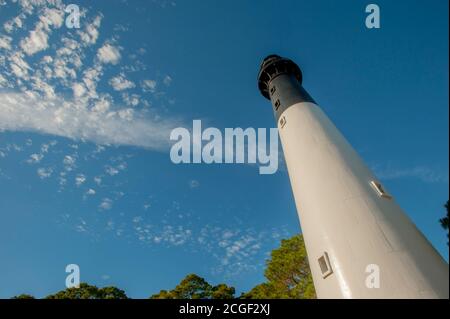 Der Hunting Island Lighthouse befindet sich im Hunting Island State Park auf Hunting Island in der Nähe von Beaufort, South Carolina, USA. Stockfoto