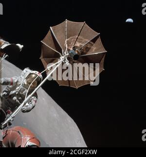 (13 Dezember 1972) --- Masse wird in der weit entfernten Hintergrund über die High-gain-Antenne des Lunar Roving Vehicle auf diesem Foto durch Wissenschaftler getroffen - Astronaut Harrison H. Schmitt während des dritten Apollo 17 Extra Vehicular Activity (EVA) der Taurus-Littrow Landeplatz. Stockfoto