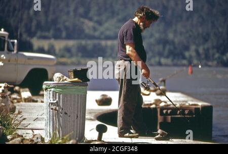 Mann angeln An der Cascade Locks auf dem Columbia River 05/1973 Stockfoto