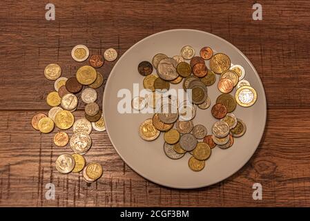 Münzen aus verschiedenen Ländern. Stapel von Gold, Silber, Kupfer, Viertel, Nickels, Dimes, Pennies, fünfzig Cent, Dollar-Münzen, argentinischen Pesos, uruguaya Stockfoto