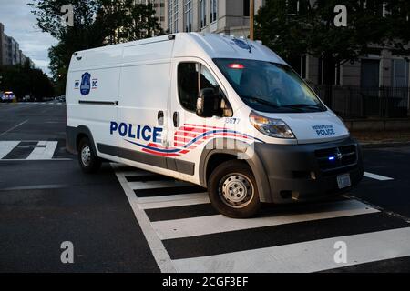 Eine allgemeine Ansicht eines Fahrzeugs des Metropolitan Police Department, während Demonstranten zur philippinischen Botschaft marschieren, nachdem Jennifer Laude am 10. September 2020 inmitten der Coronavirus-Pandemie eine Kundgebung und Mahnwache in Washington, DC, durchgeführt hatte. Das Schuldurteil bei der Ermordung von Laude, einer 26-jährigen Filipina-Trans-Frau, 2014 wurde kürzlich vom philippinischen Präsidenten Rodrigo Duterte mit voller Begnadigung gekippt, was den Weg für die US-Marine Joseph Scott Pemberton frei machte, nach seiner Verurteilung wegen des Mordes im Jahr 2015 freigelassen zu werden. (Graeme Sloan/Sipa USA) Stockfoto