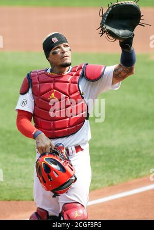 St. Louis, Usa. September 2020. St. Louis Cardinals Yadier Molina, trägt Uniform Nr. 21 zu Ehren von Roberto Clemente, schaut nach oben vor dem Beginn des Spiels gegen die Detroit Tigers im Busch Stadium in St. Louis am Donnerstag, 10. September 2020. Foto von Bill Greenblatt/UPI Kredit: UPI/Alamy Live News Stockfoto