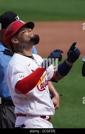 St. Louis, Usa. September 2020. St. Louis Cardinals Yadier Molina, trägt Uniform Nr. 21 zu Ehren von Roberto Clemente, sieht nach oben, wie er Home-Platte berührt, schlagen eine zwei-Lauf-Heimlauf in der zweiten Inning gegen die Detroit Tigers im Busch-Stadion in St. Louis am Donnerstag, 10. September 2020. Foto von Bill Greenblatt/UPI Kredit: UPI/Alamy Live News Stockfoto
