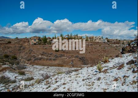 Blick auf Arcosanti, eine geplante experimentelle Stadt in Yavapai County, Zentral Arizona, 70 Meilen nördlich von Phoenix, USA. Stockfoto