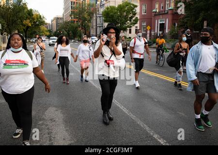 Washington, USA. September 2020. Demonstranten marschieren zur philippinischen Botschaft nach einer Kundgebung und Mahnwache für Jennifer Laude, in Washington, DC, am 10. September 2020 inmitten der Coronavirus-Pandemie. Das Schuldurteil bei der Ermordung von Laude, einer 26-jährigen Filipina-Trans-Frau, 2014 wurde kürzlich vom philippinischen Präsidenten Rodrigo Duterte mit voller Begnadigung gekippt, was den Weg für die US-Marine Joseph Scott Pemberton frei machte, nach seiner Verurteilung wegen des Mordes im Jahr 2015 freigelassen zu werden. (Graeme Sloan/Sipa USA) Quelle: SIPA USA/Alamy Live News Stockfoto