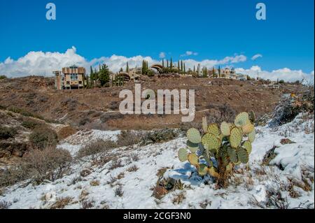 Blick auf Arcosanti, eine geplante experimentelle Stadt in Yavapai County, Zentral Arizona, 70 Meilen nördlich von Phoenix, USA. Stockfoto