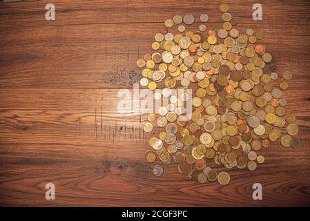 Münzen aus verschiedenen Ländern. Stapel von Gold, Silber, Kupfer, Viertel, Nickels, Dimes, Pennies, fünfzig Cent, Dollar-Münzen, argentinischen Pesos, uruguaya Stockfoto