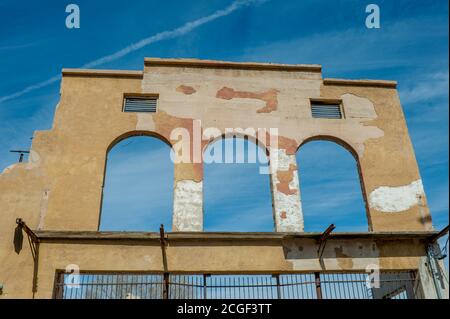 Die Ruinen eines ehemaligen Lebensmittelgeschäftes in der alten Bergbaustadt Jerome in Arizona, USA. Stockfoto