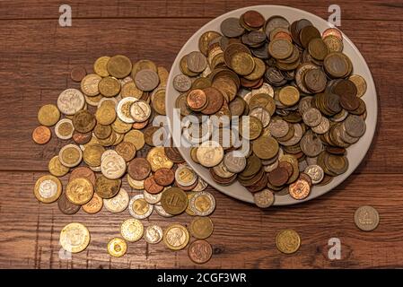 Münzen aus verschiedenen Ländern. Stapel von Gold, Silber, Kupfer, Viertel, Nickels, Dimes, Pennies, fünfzig Cent, Dollar-Münzen, argentinischen Pesos, uruguaya Stockfoto