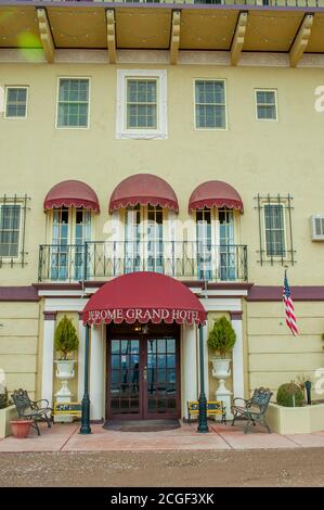 Eingang des Jerome Grand Hotels (ehemals United Verde Hospital (1927)), in der alten Bergbaustadt Jerome in Arizona, USA. Stockfoto