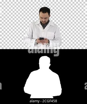 Arzt Gespräch am Handy, Alphakanal Stockfoto