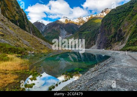 Herrliche Aussicht auf den Franz Josef Gletscher, die Berge spiegeln das Wasser wider, das in Neuseeland wunderschön ist. Stockfoto