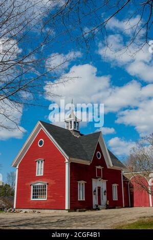 Ein kleines rotes Haus in Wiscasset, Maine, USA. Stockfoto