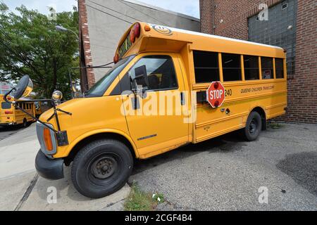New York City, USA. September 2020. Schulbusse sitzen im Leerlauf, da sich der 21. September für die Wiedereröffnung der New Yorker Schulen nähert und Verträge zwischen der Stadt und Busunternehmen, die Studenten transportieren werden, noch nicht abgeschlossen sind, im Stadtteil Queens von New York City, NY, 10. September 2020. (Anthony Behar/Sipa USA) Quelle: SIPA USA/Alamy Live News Stockfoto