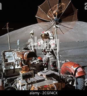 (13 Dezember 1972) - - - Astronaut Eugene Cernan, Apollo 17 A Commander, Ansätze der geparkte Lunar Roving Vehicle (LRV) auf der Mondoberfläche während der dritten Periode des Fluges von Extra Vehicular Activity (EVA). Süden Massiv kann im Hintergrund gesehen werden. Stockfoto