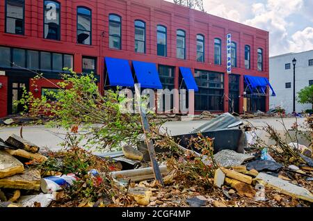 Trümmer vom Hurrikan Laura liegt auf der Straße vor dem Blue Dog Cafe, 9. September 2020, in Lake Charles, Louisiana. Stockfoto