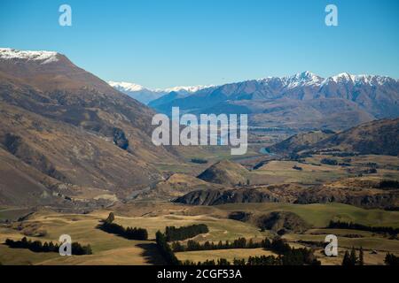 Crown Range Road Scenic Lookout, etwas außerhalb von Queenstown, Neuseeland, ist ein malerischer Ort auf den hohen Bergen, die die Stadt überblicken. Stockfoto