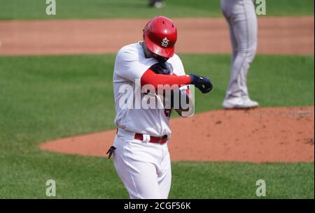 St. Louis, Usa. September 2020. St. Louis Cardinals Yadier Molina, trägt Uniform Nr. 21 zu Ehren von Roberto Clemente, wischt weg Tränen, als er nach Hause trabt, nachdem er einen zwei-Lauf nach Hause laufen in der zweiten Inning gegen die Detroit Tigers im Busch-Stadion in St. Louis am Donnerstag, 10. September 2020. Foto von Bill Greenblatt/UPI Kredit: UPI/Alamy Live News Stockfoto