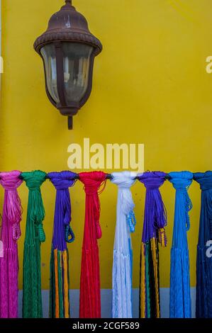 Bunte Hängematten zum Verkauf auf einer Einkaufsstraße in San Miguel de Cozumel auf der Insel Cozumel bei Cancun im Bundesstaat Quintana Roo, Yucatan-Halbinsel Stockfoto