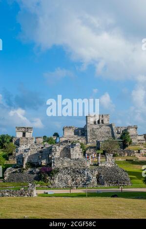 Blick auf das Haus der Säulen, El Castillo (Burg) und den Tempel des absteigend Gottes in Tulum, wo sich eine präkolumbianische Maya-Mauer befindet Stockfoto