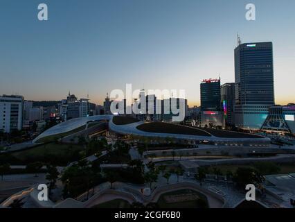 Seoul, Südkorea. Mai 2019. Das Foto vom 6. Mai 2019 zeigt den Dongdaemun Design Plaza bei Einbruch der Dunkelheit in Seoul, Südkorea. Seoul, Hauptstadt und größte Stadt Südkoreas, ist eine dynamische Metropole mit Mischung aus Altertümlichem und modernem. Quelle: Wang Jingqiang/Xinhua/Alamy Live News Stockfoto