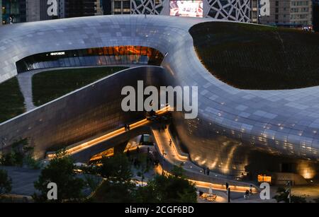 Seoul, Südkorea. Mai 2019. Das Foto vom 6. Mai 2019 zeigt den Dongdaemun Design Plaza bei Einbruch der Dunkelheit in Seoul, Südkorea. Seoul, Hauptstadt und größte Stadt Südkoreas, ist eine dynamische Metropole mit Mischung aus Altertümlichem und modernem. Quelle: Wang Jingqiang/Xinhua/Alamy Live News Stockfoto