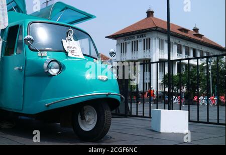 Jakarta, Indonesien - 18. September 2019: Bemo in Kota Tua. Bemo ist dreirädrige Fahrzeuge für den öffentlichen Verkehr in Jakarta vor langer Zeit verwendet. Stockfoto