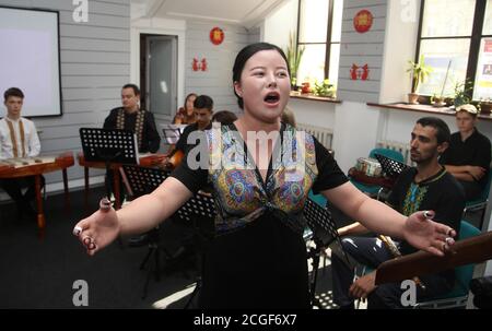 Kiew, Ukraine. September 2020. Ein chinesischer Freiwilliger singt ein chinesisches Volkslied während eines Konzerts an der Petro Tschaikowsky National Music Academy of Ukraine in Kiew, Ukraine, am 10. September 2020. Studenten des Konfuzius-Musikzentrums an der Petro Tschaikowsky National Music Academy of Ukraine veranstalteten am Donnerstag ein Konzert, um den chinesischen Lehrertag zu feiern, der am 10. September stattfindet. Quelle: Sergey Starostenko/Xinhua/Alamy Live News Stockfoto