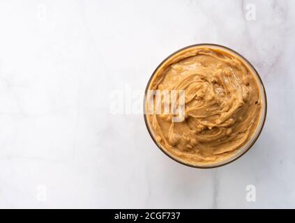 Draufsicht auf die Erdnussbutter im Hintergrund Der Stein mit Kopierraum Stockfoto