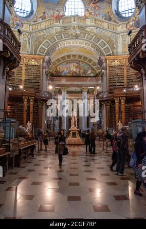 Touristen in der Österreichischen Nationalbibliothek (deutsch: Österreichische Nationalbibliothek), Wien, Österreich. Stockfoto