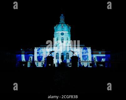 Berlin, Deutschland. September 2020. Das Schloss Charlottenburg wird während der Lichtproben für das heute beginnende 'Festival of Lights' beleuchtet. Quelle: Paul Zinken/dpa-Zentralbild/dpa/Alamy Live News Stockfoto