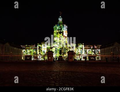 Berlin, Deutschland. September 2020. Das Schloss Charlottenburg wird während der Lichtproben für das heute beginnende 'Festival of Lights' beleuchtet. Quelle: Paul Zinken/dpa-Zentralbild/dpa/Alamy Live News Stockfoto