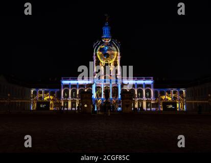 Berlin, Deutschland. September 2020. Das Schloss Charlottenburg wird während der Lichtproben für das heute beginnende 'Festival of Lights' beleuchtet. Quelle: Paul Zinken/dpa-Zentralbild/dpa/Alamy Live News Stockfoto