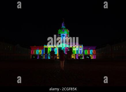 Berlin, Deutschland. September 2020. Das Schloss Charlottenburg wird während der Lichtproben für das heute beginnende 'Festival of Lights' beleuchtet. Quelle: Paul Zinken/dpa-Zentralbild/dpa/Alamy Live News Stockfoto