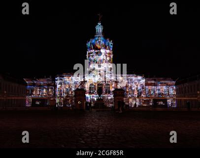 Berlin, Deutschland. September 2020. Das Schloss Charlottenburg wird während der Lichtproben für das heute beginnende 'Festival of Lights' beleuchtet. Quelle: Paul Zinken/dpa-Zentralbild/dpa/Alamy Live News Stockfoto