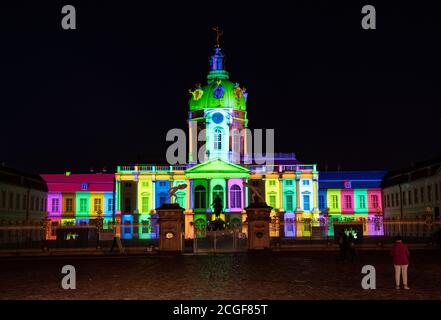 Berlin, Deutschland. September 2020. Das Schloss Charlottenburg wird während der Lichtproben für das heute beginnende 'Festival of Lights' beleuchtet. Quelle: Paul Zinken/dpa-Zentralbild/dpa/Alamy Live News Stockfoto